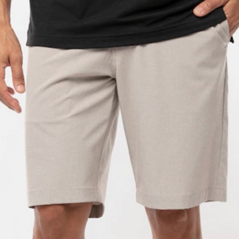 TRAVIS MATHEW mens size 40 beige BECK golf shorts
